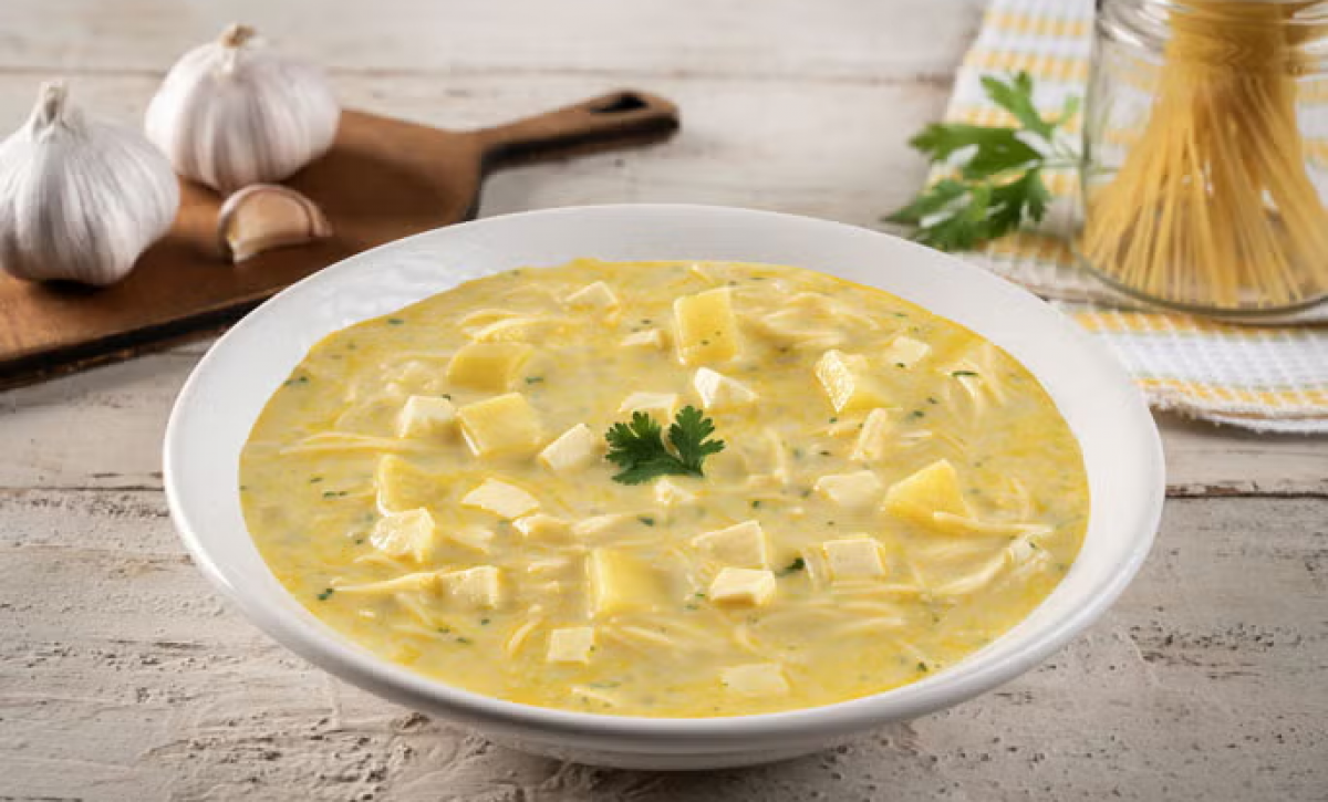 Esta es la receta de la sopa de queso que nunca falla en la mesa