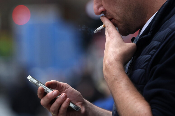 Francia da un paso histórico: así funcionará la nueva prohibición de fumar en espacios públicos