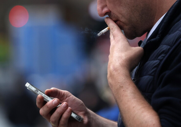 Francia da un paso histórico: así funcionará la nueva prohibición de fumar en espacios públicos