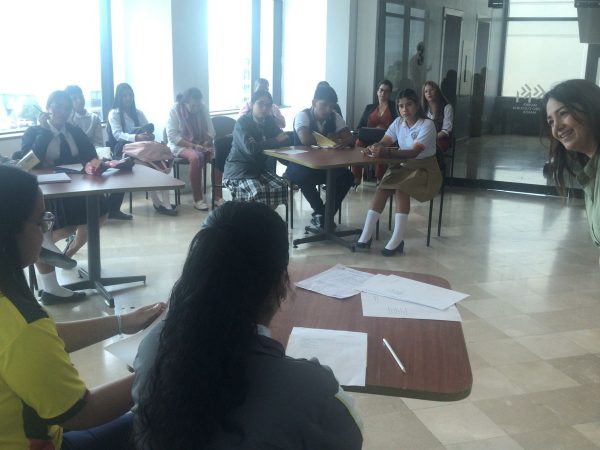 Damia Mendoza impartió el taller de poesía, previo a las Jornadas Cervantinas 2025.