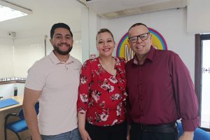 Organizadores del taller para gestionar el estrés, que está dirigido a niños, jóvenes, adultos y profesionales.