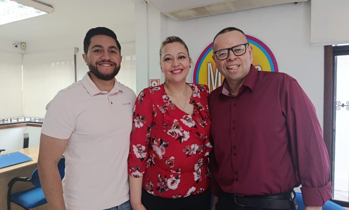 Organizadores del taller para gestionar el estrés, que está dirigido a niños, jóvenes, adultos y profesionales.