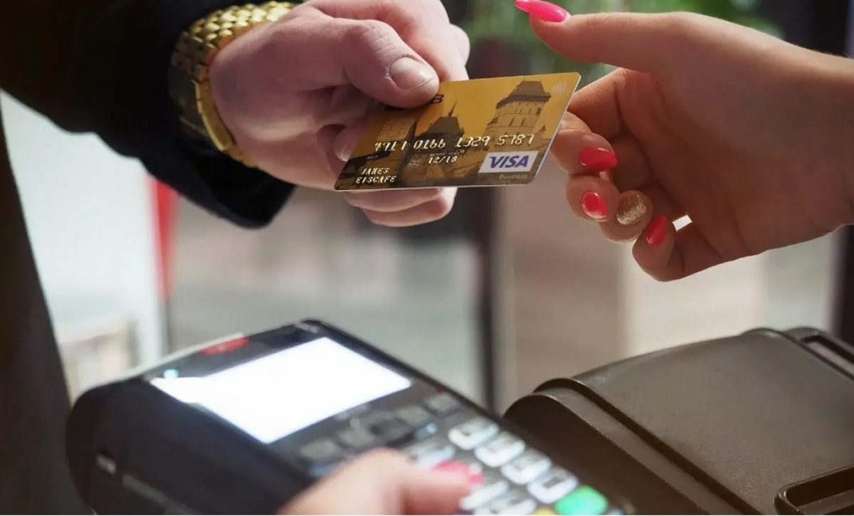 Los expertos recomiendan usar el crédito diferido solo para bienes de larga duración y planificar los gastos para no exceder el 30% del límite de crédito, evitando el sobreendeudamiento.