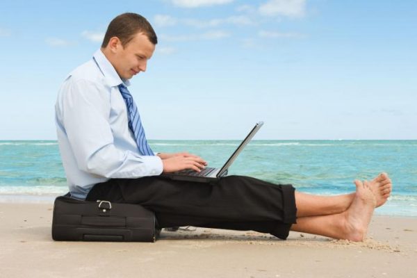 Comportamientos que podrían arruinar tu descanso durante las vacaciones del trabajo