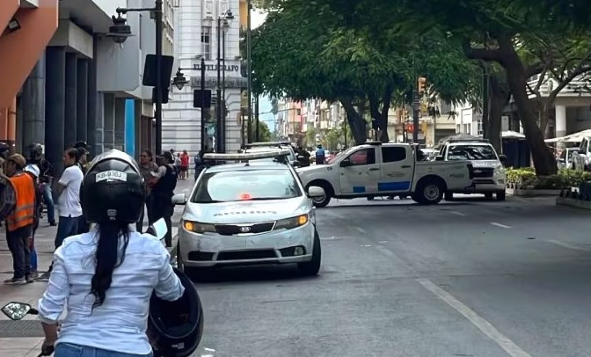 tras-salir-de-un-restaurante-de-comida-asiatica-un-oficial-de-la-policia-nacional-recibio-varios-disparos-de-parte-de-dos-hombres