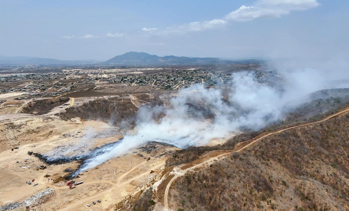 tratan-de-controlar-incendio-en-vertedero-de-manta