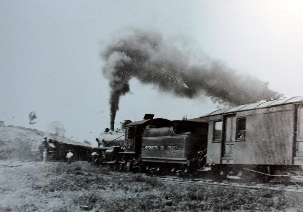 Hacer un viaje en tren desde Santa Ana a Manta tomaba siete horas. Había una parada obligatoria en el cerro de Hojas donde los pasajeros se bajaban a comer.