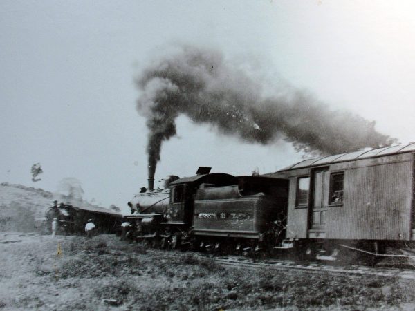 Hacer un viaje en tren desde Santa Ana a Manta tomaba siete horas. Había una parada obligatoria en el cerro de Hojas donde los pasajeros se bajaban a comer.