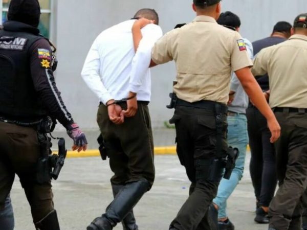 tres-policias-le-pedian-dinero-a-la-duena-de-un-motel-en-pedro-carbo-guayas