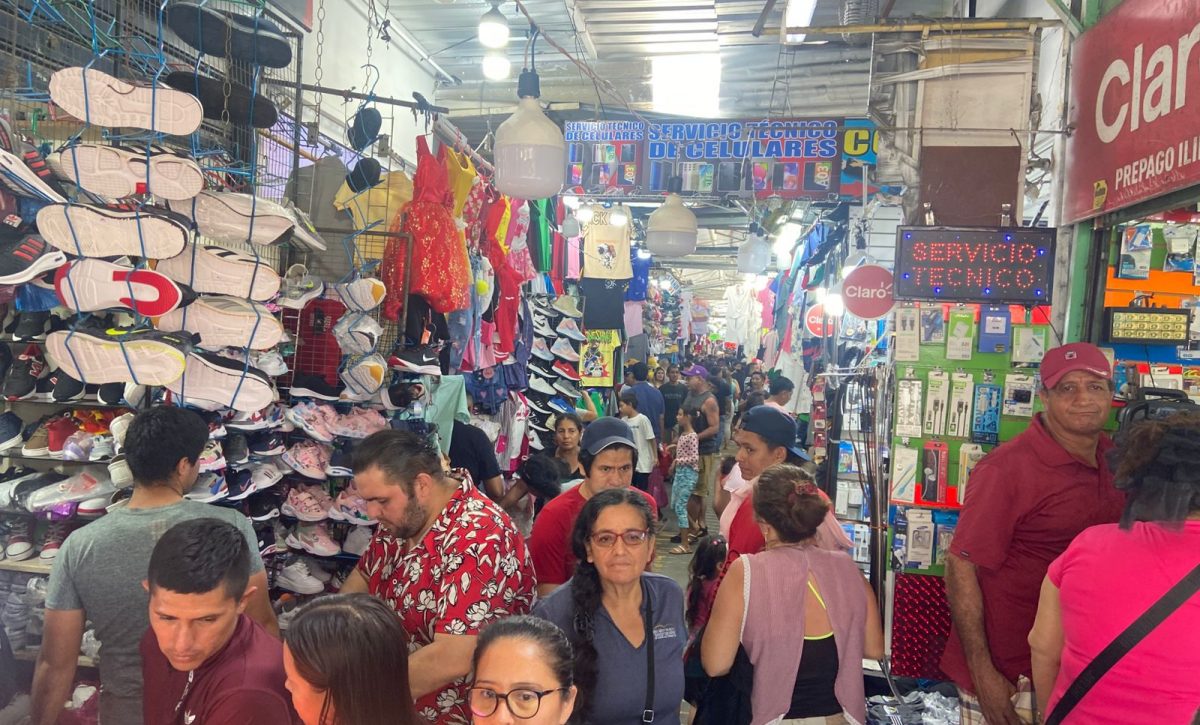 un-acelerado-movimiento-comercial-quedo-en-evidencia-la-manana-de-este-domingo-15-de-diciembre-del-2024-en-portoviejo