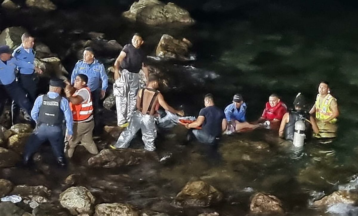 un-avion-bimotor-de-la-compania-lanhsa-con-18-personas-a-bordo-se-estrello-poco-despues-de-despegar-de-la-isla-turistica-de-roatan-en-el-norte-de-honduras