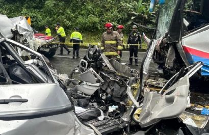 un-bus-de-la-cooperativa-macuchi-y-un-auto-se-impactaron-de-manera-frontal-en-la-via-aloag-santo-domingo