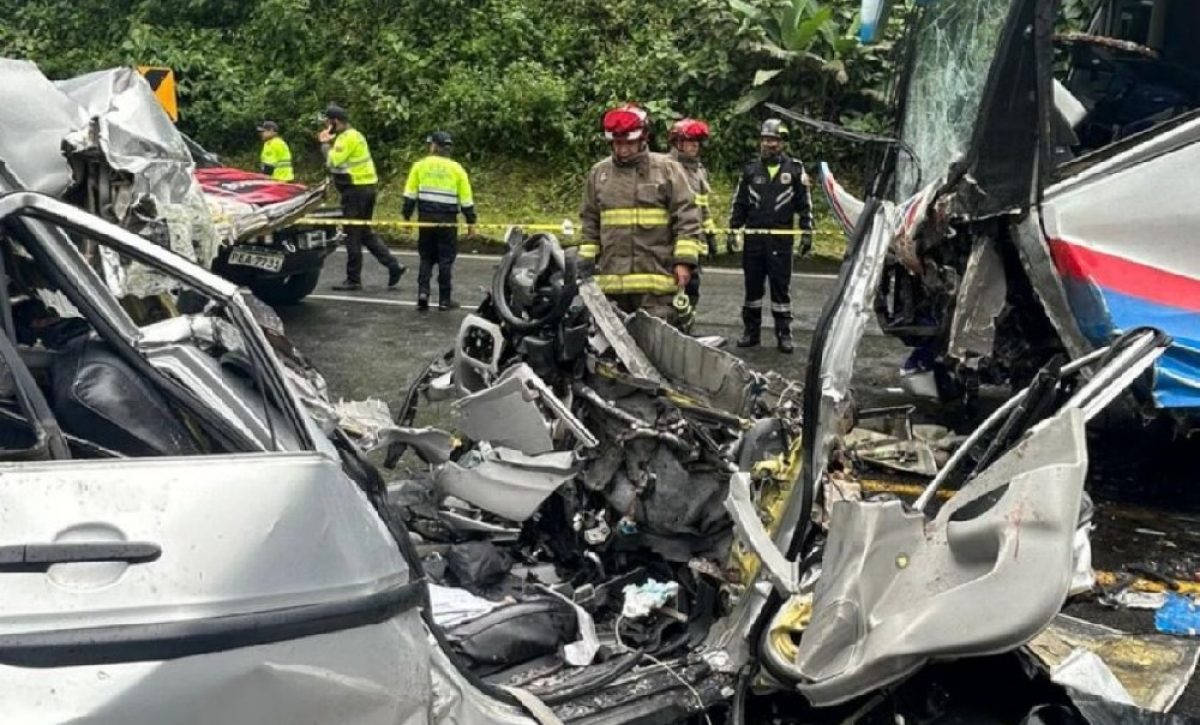 un-bus-de-la-cooperativa-macuchi-y-un-auto-se-impactaron-de-manera-frontal-en-la-via-aloag-santo-domingo