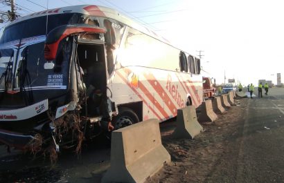 un-bus-de-la-cooperativa-reina-del-camino-protagonizo-un-accidente-de-transito-en-la-via-manta-rocafuerte