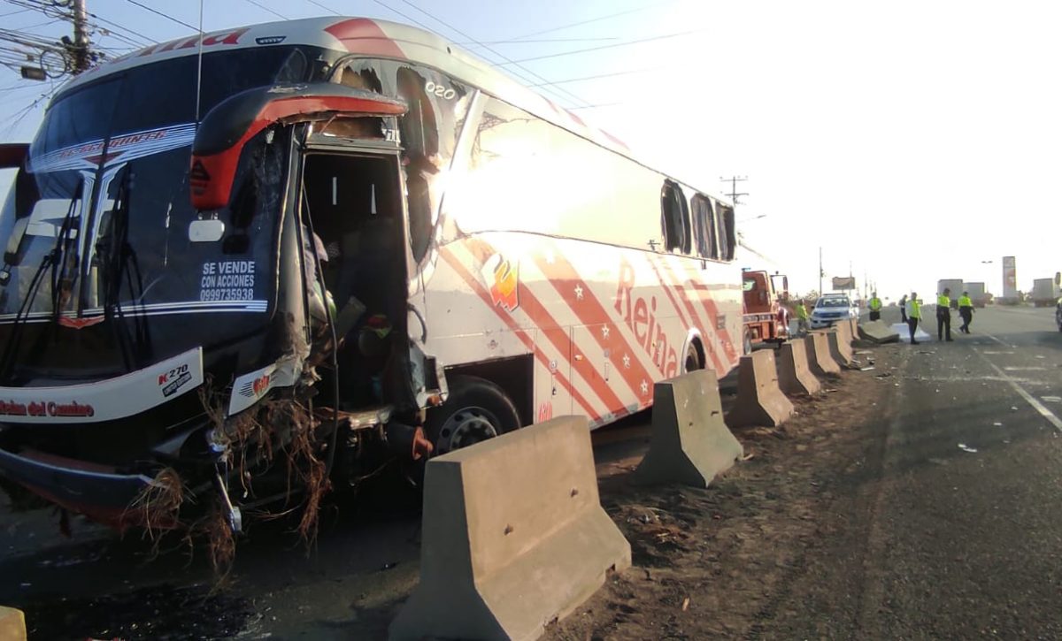 un-bus-de-la-cooperativa-reina-del-camino-protagonizo-un-accidente-de-transito-en-la-via-manta-rocafuerte