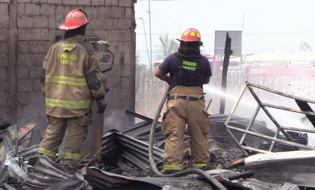 un-grave-incendio-causo-alarma-y-temor-la-manana-de-este-martes-3-de-septiembre-del-2024-en-el-canton-montecristi