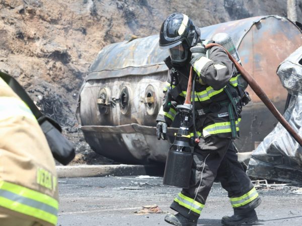 un-tanquero-con-combustible-protagonizo-un-grave-accidente-de-transito-que-causo-temor-en-el-sur-oriente-de-quito