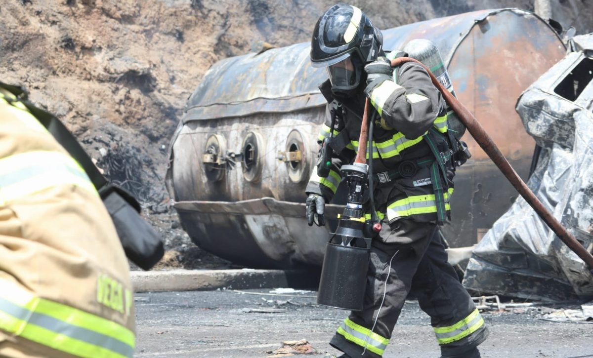 un-tanquero-con-combustible-protagonizo-un-grave-accidente-de-transito-que-causo-temor-en-el-sur-oriente-de-quito