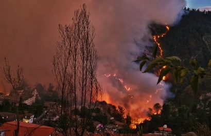 un-voraz-incendio-forestal-en-el-sector-de-guapulo-en-quito-hizo-que-se-movilizaran-el-gobierno-nacional-y-el-municipio-capitalino