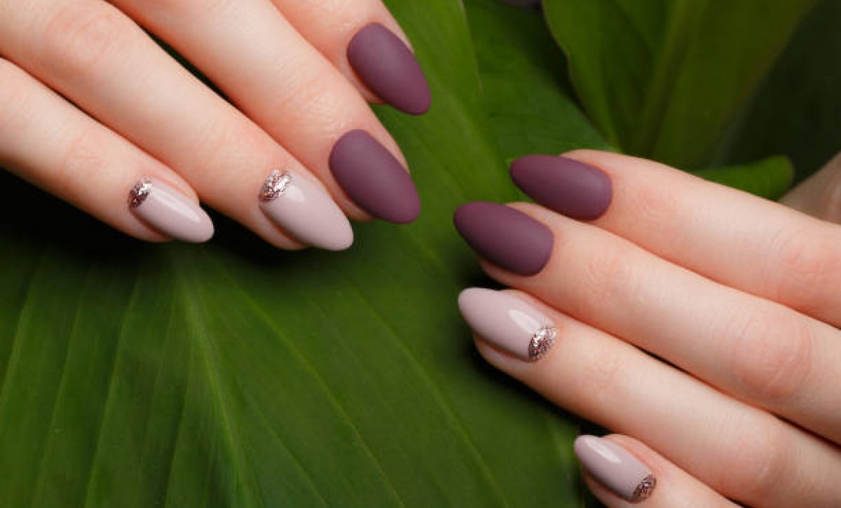 Uñas esmaltadas de forma continua: riesgos dermatológicos y recomendaciones médicas