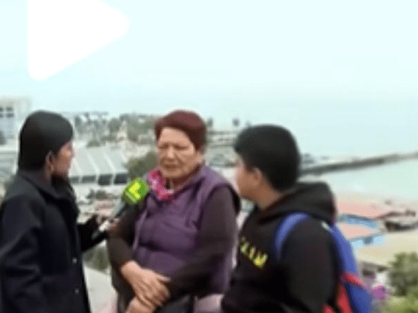 El país en alerta y ella va al mar: abuela causa furor por llevar a su nieto a la playa