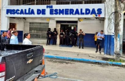 varias-oficinas-de-la-fiscalia-provincial-de-esmeraldas-resultaron-intervenidas-por-agentes-de-la-policia-nacional