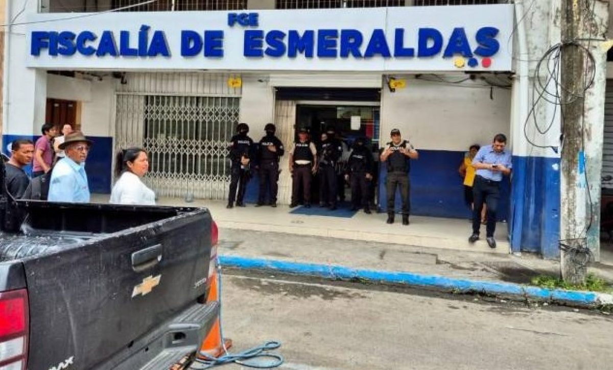 varias-oficinas-de-la-fiscalia-provincial-de-esmeraldas-resultaron-intervenidas-por-agentes-de-la-policia-nacional