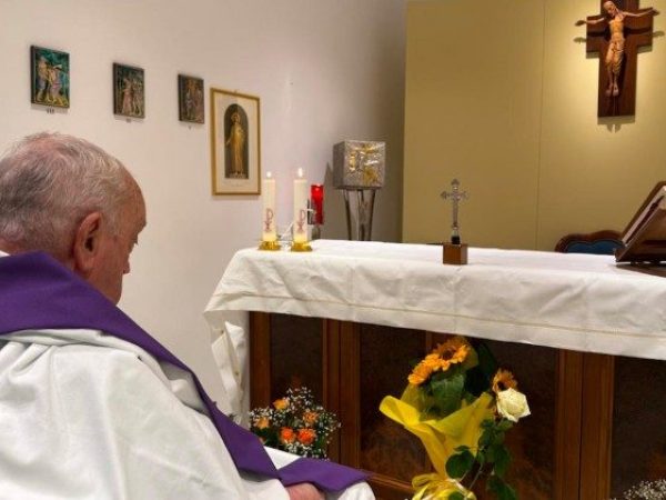 vaticano-el-papa-francisco-celebra-su-primera-misa-tras-un-mes-hospitalizado-en-el-gemelli