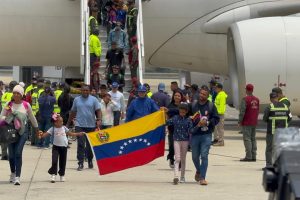 Seis menores entre los 194 migrantes retornados a Venezuela desde EE. UU., confirma Ministerio del Interior