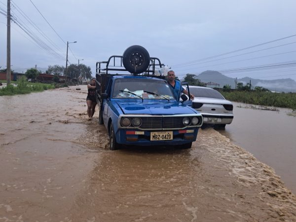 via-a-santa-ana-permanece-inundada-y-estuvo-cerrada-por-dos-horas