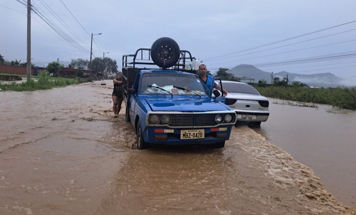 via-a-santa-ana-permanece-inundada-y-estuvo-cerrada-por-dos-horas
