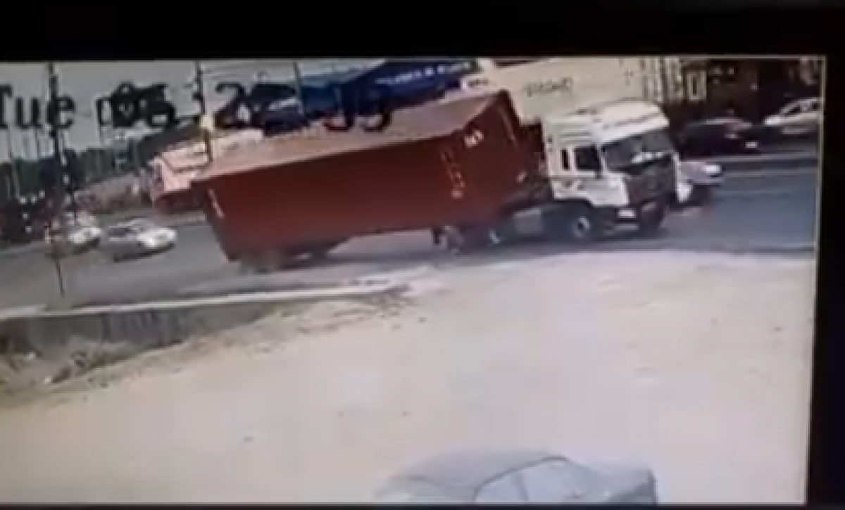 El contenedor cayó sobre la mujer que esperaba bus en la vía Perimetral