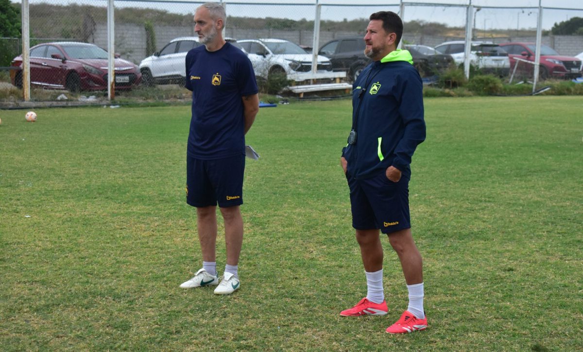 Patricio Urritia en un entrenamiento con Delfín SC.