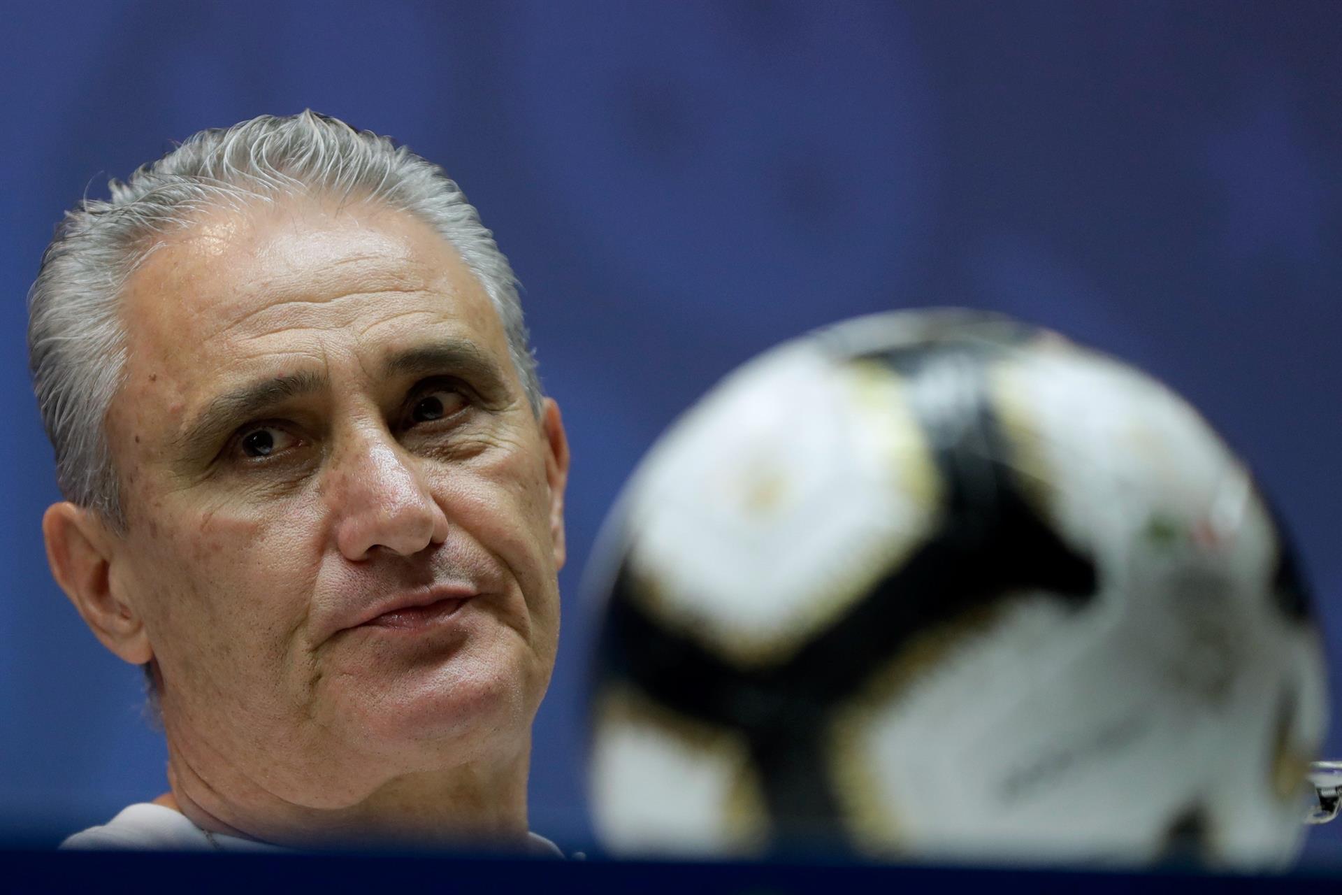 El técnico de Brasil molesto con la multa de la Conmebol por criticar