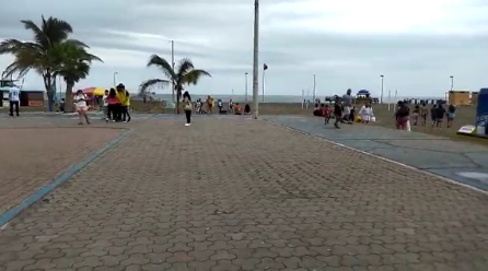 Evacúan playas de Manta tras recomendación de suspensión de actividades