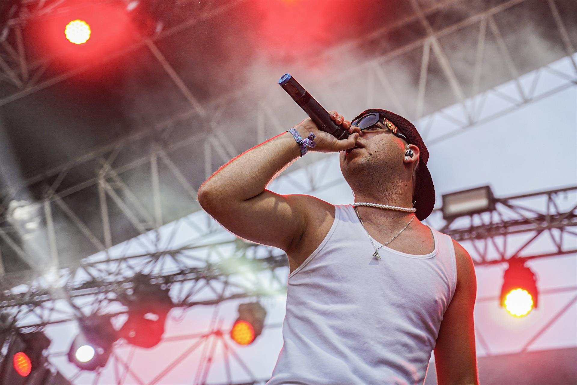 Quevedo El éxito del cantante Quevedo con su voz ronca - La Marea
