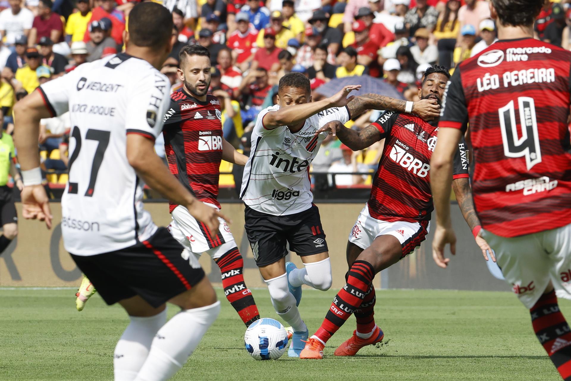Éverton Ribeiro (i) de Flamengo disputa un balón con Vitinho (c) de Paranaense