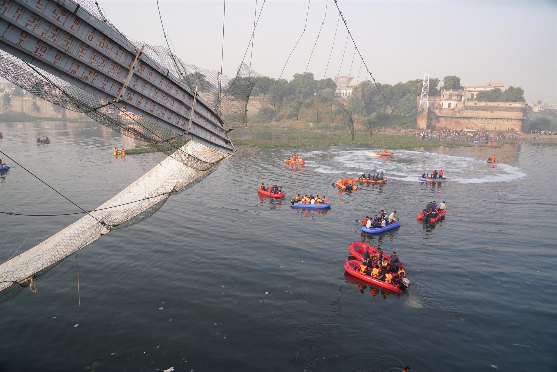 colapso de un puente que dejó 134 muertos en la India