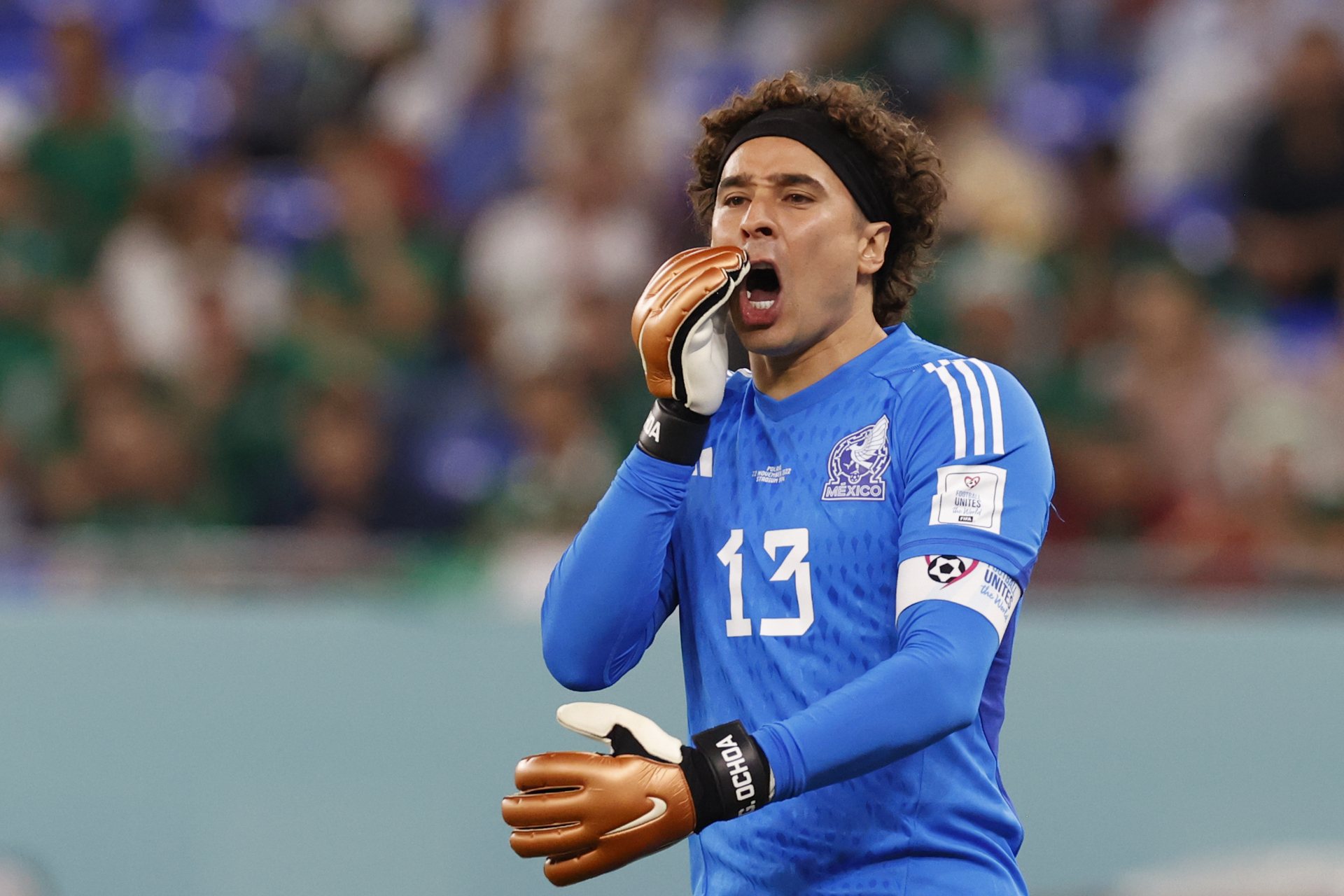 Guillermo Ochoa de México reacciona en un partido de la fase de grupos del Mundial de Fútbol Qatar 2022 entre México y Polonia