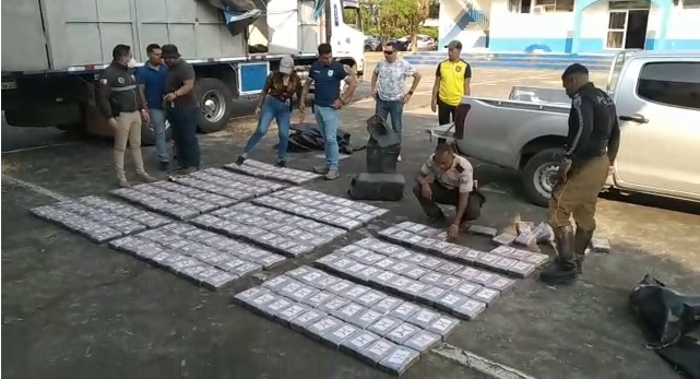 350 paquetes de cocaína fueron descubiertos en el interior de un camión por la Policía.
