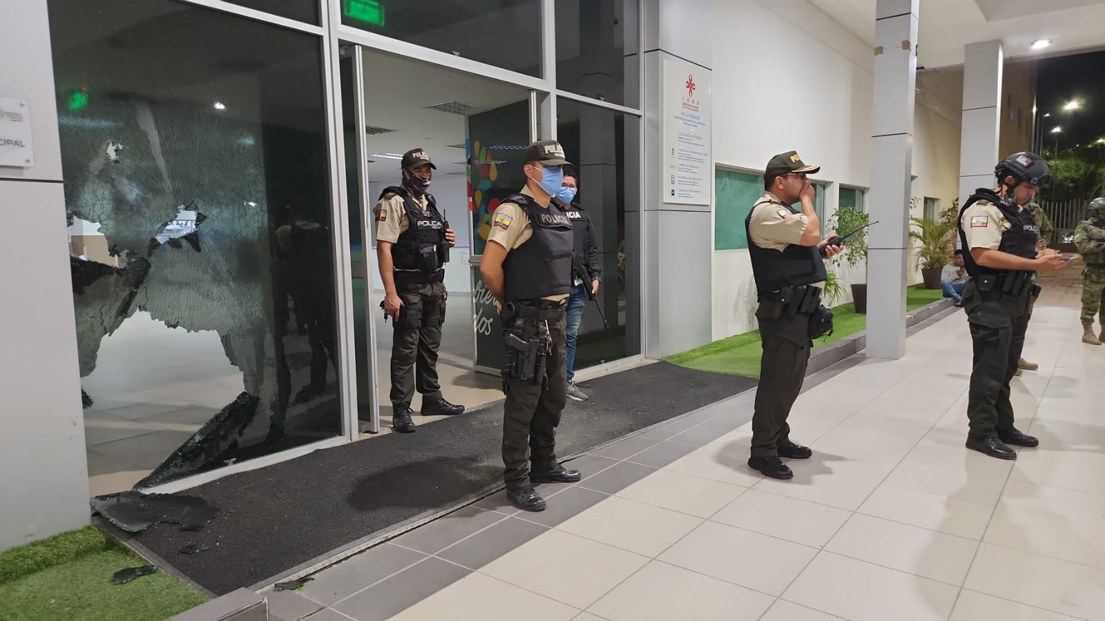 Policía roma el control en el hospital de Chone