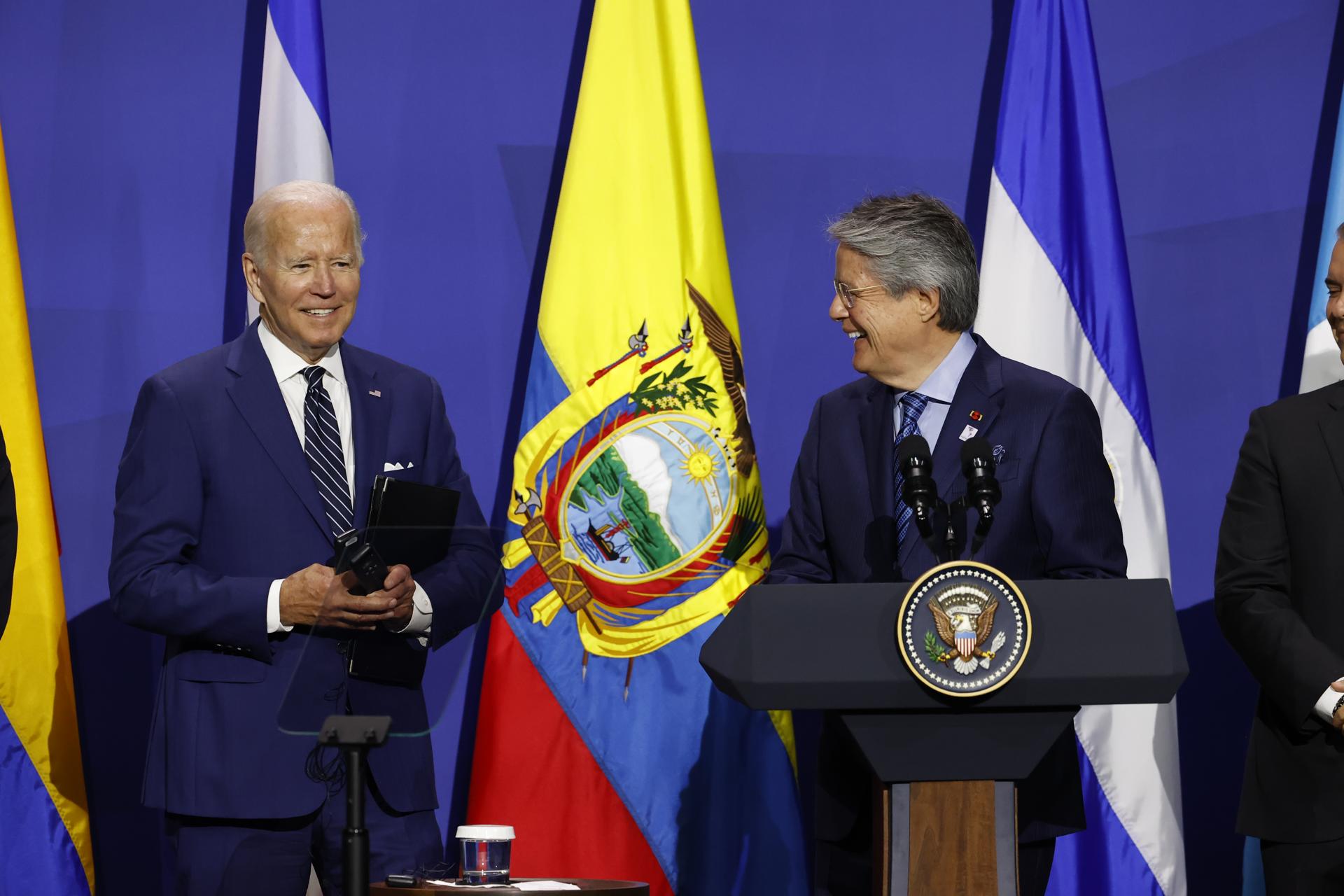 Joe Biden (izq) junto al presidente de Ecuador Guillermo Lasso, durante un encuentro anterior en Los Ángeles.jpg