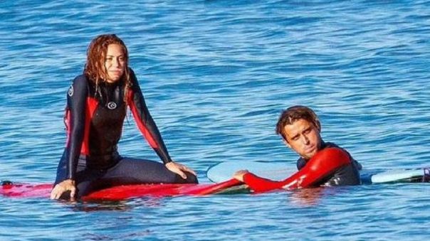 La cantante colombiana Shakira y su instructor de surf no tiene una supuesta relación sentimental