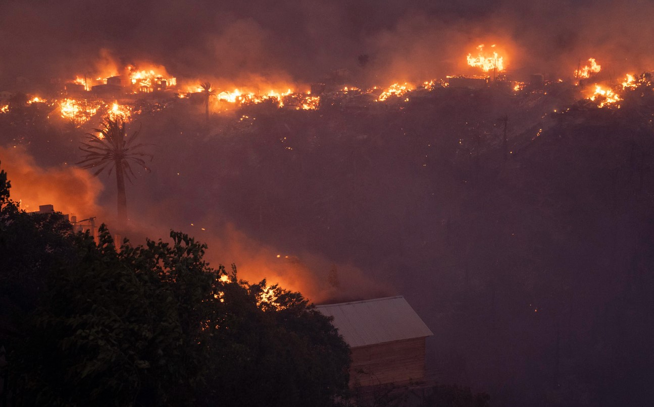 Fotografía de casas afectadas por un incendio hoy, en el cerro Forestal de Viña del Mar (Chile)