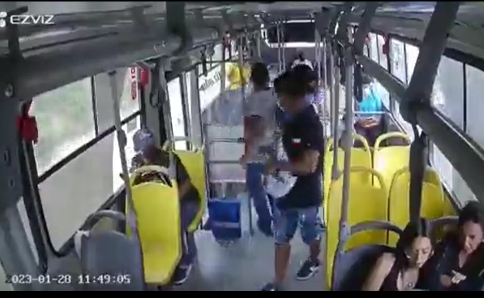 Enfrentó a tres delincuentes armados en un bus Guayaquil