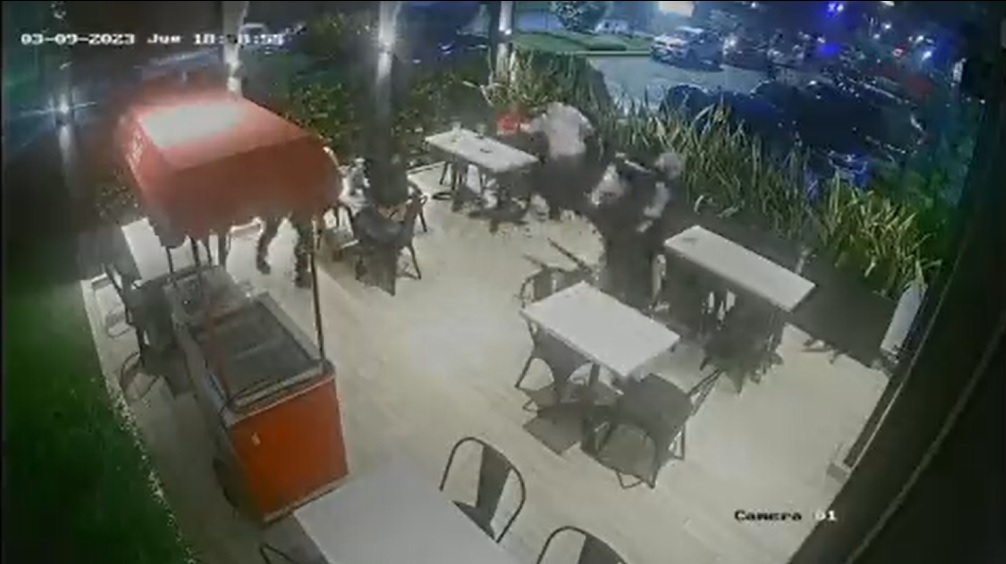 El secuestro de una familia quedó registrado por las cámaras de un restaurante