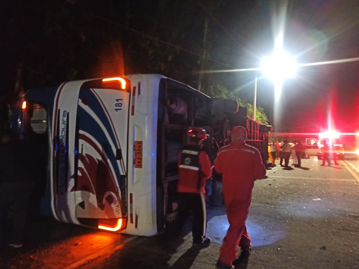 El bus 181 de la cooperativa Flota Imbabura se volcó en el sector de la Virgencita en la vía El Carmen-Chone.