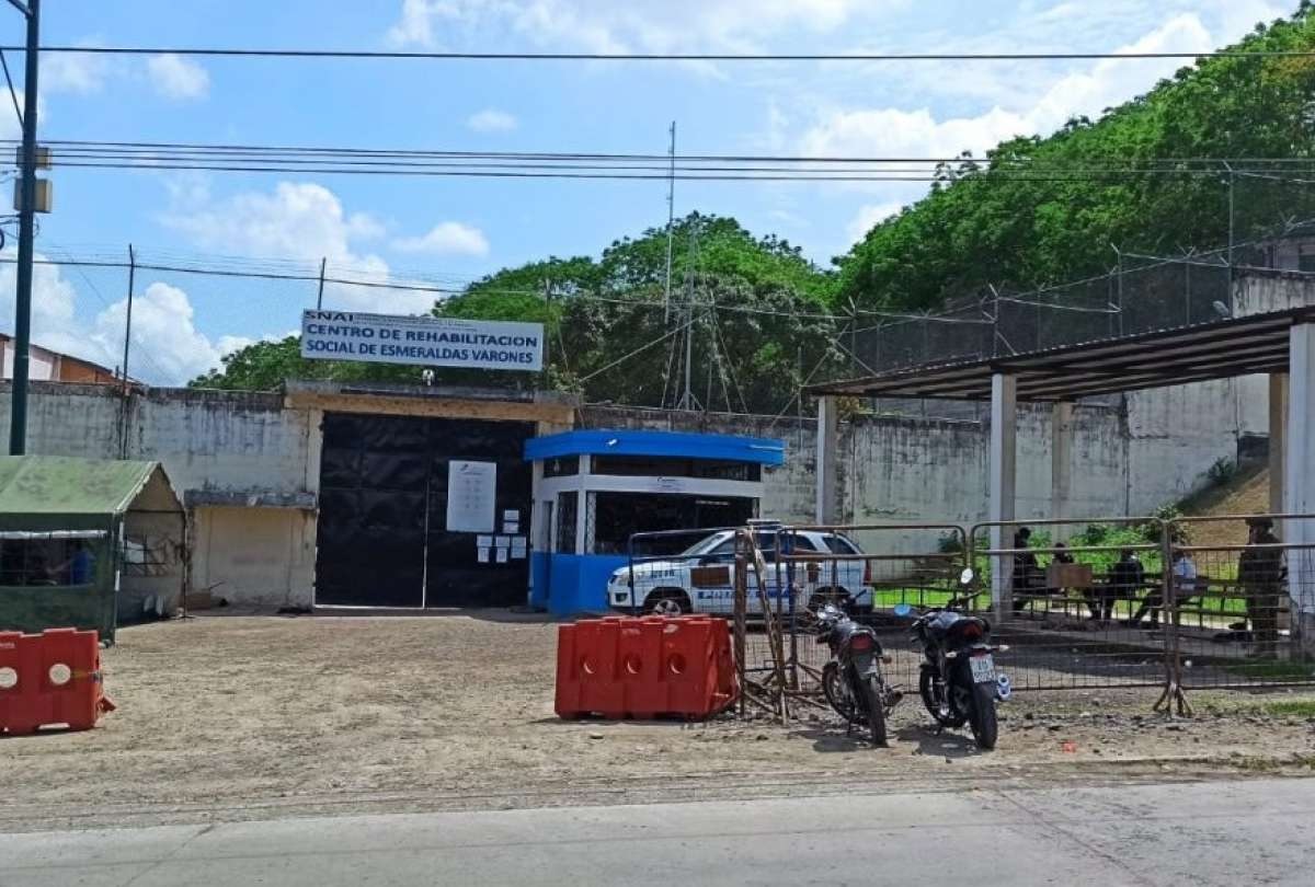 Un total de 17 funcionarios penitenciarios se encuentran retenidos dentro de la cárcel de la ciudad de Esmeraldas.