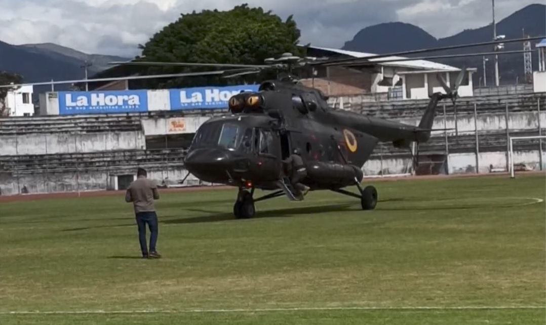 Un helicóptero de la Fuerza Aérea Ecuatoriana (FAE) aterrizó en el estadio Olímpico de la Ciudad de Ibarra.