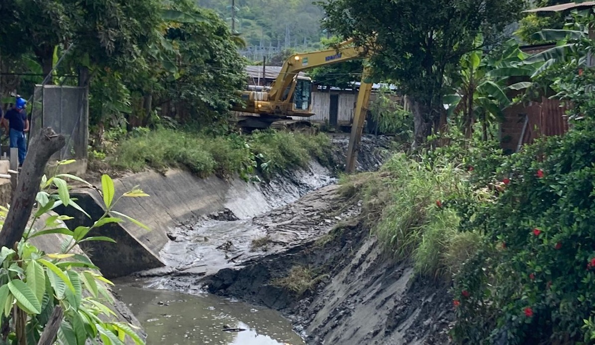 La limpieza del canal de captación de agua de la planta Cuatro Esquinas se tardará dos horas más de lo previsto.
